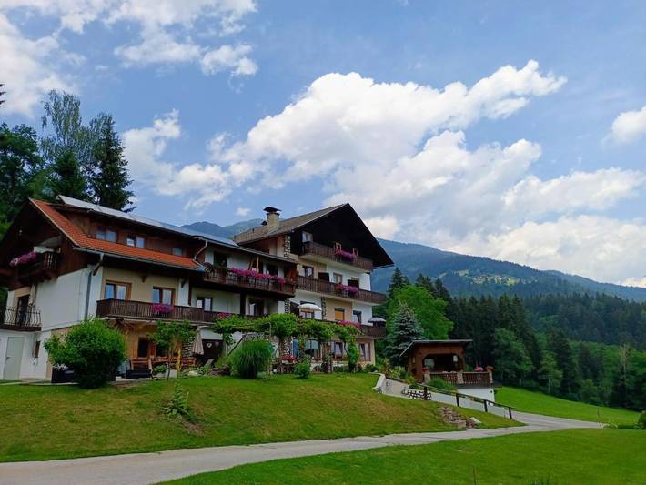 Ferienwohnung für 5 Personen, mit Balkon und Terrasse sowie Garten und Ausblick
