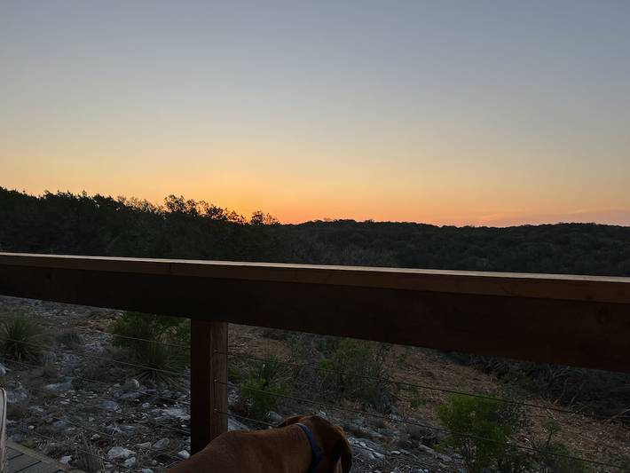 Glamping for 2 people, with balcony and yard, with pets in Texas Hill Country