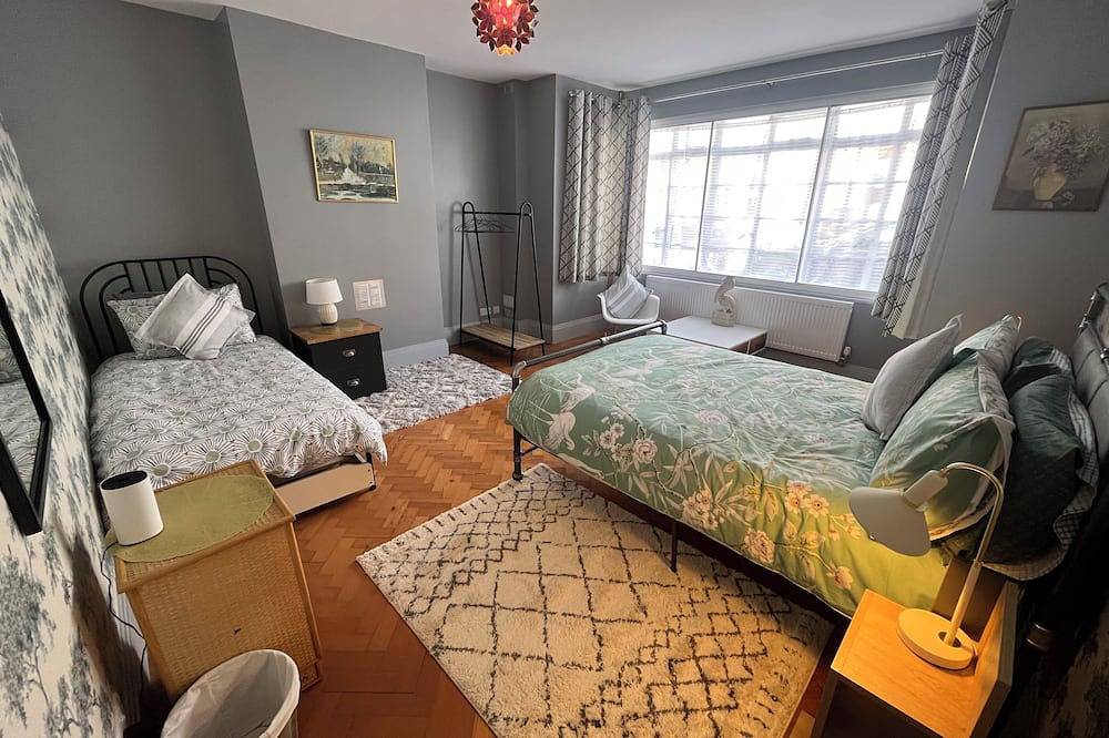 Spacious semi-detached Southsea House in Portsmouth, Südostengland