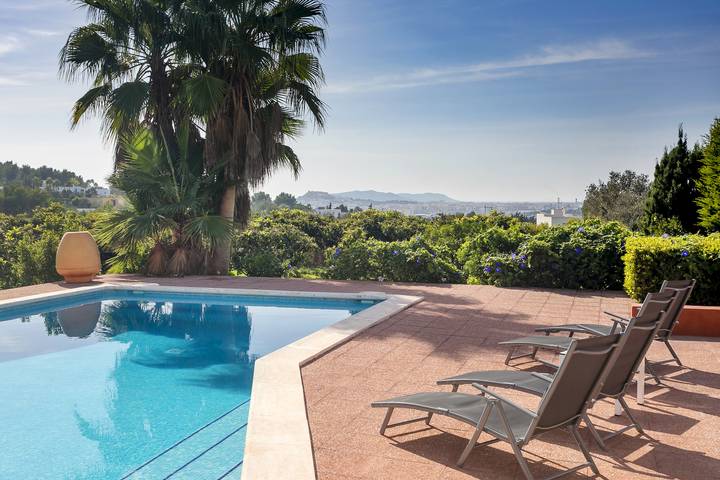 Villa für 8 Personen, mit Balkon und Whirlpool sowie Terrasse und Garten auf Ibiza
