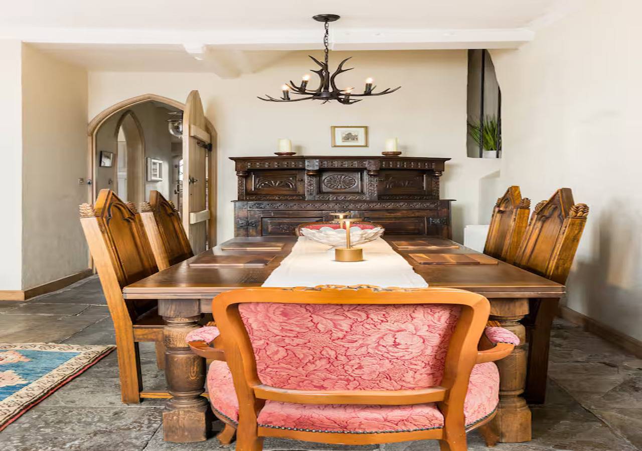 Unique Castle Stay, The East Gate Tower, Warwick - Pass the Keys in Warwick, Warwickshire