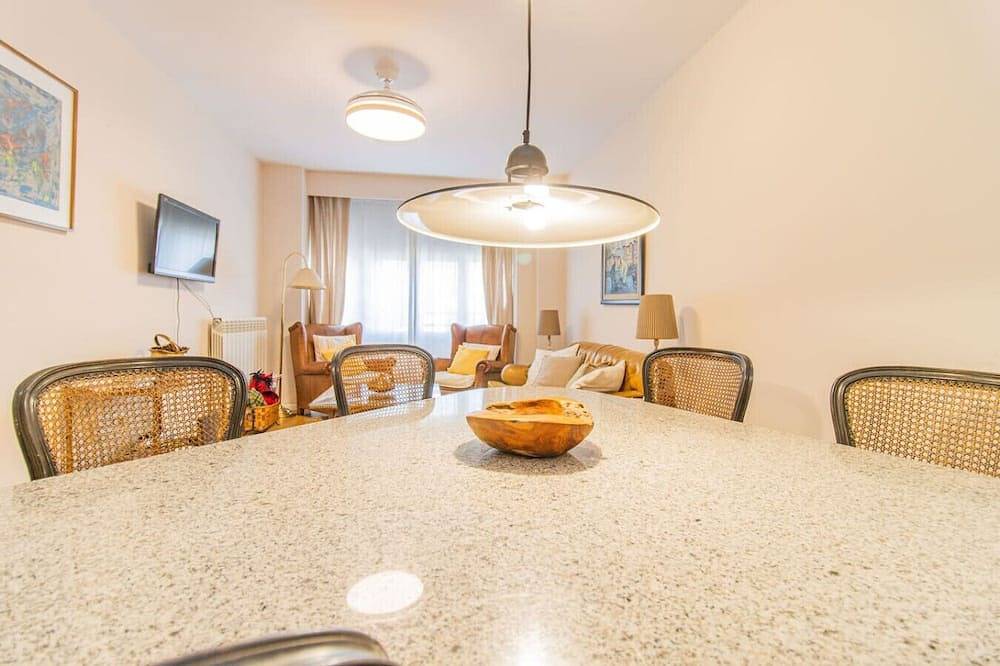 Geheel appartement, Relax Above the City - Terrace, Views & Comfort in Huesca, Huesca Provincie