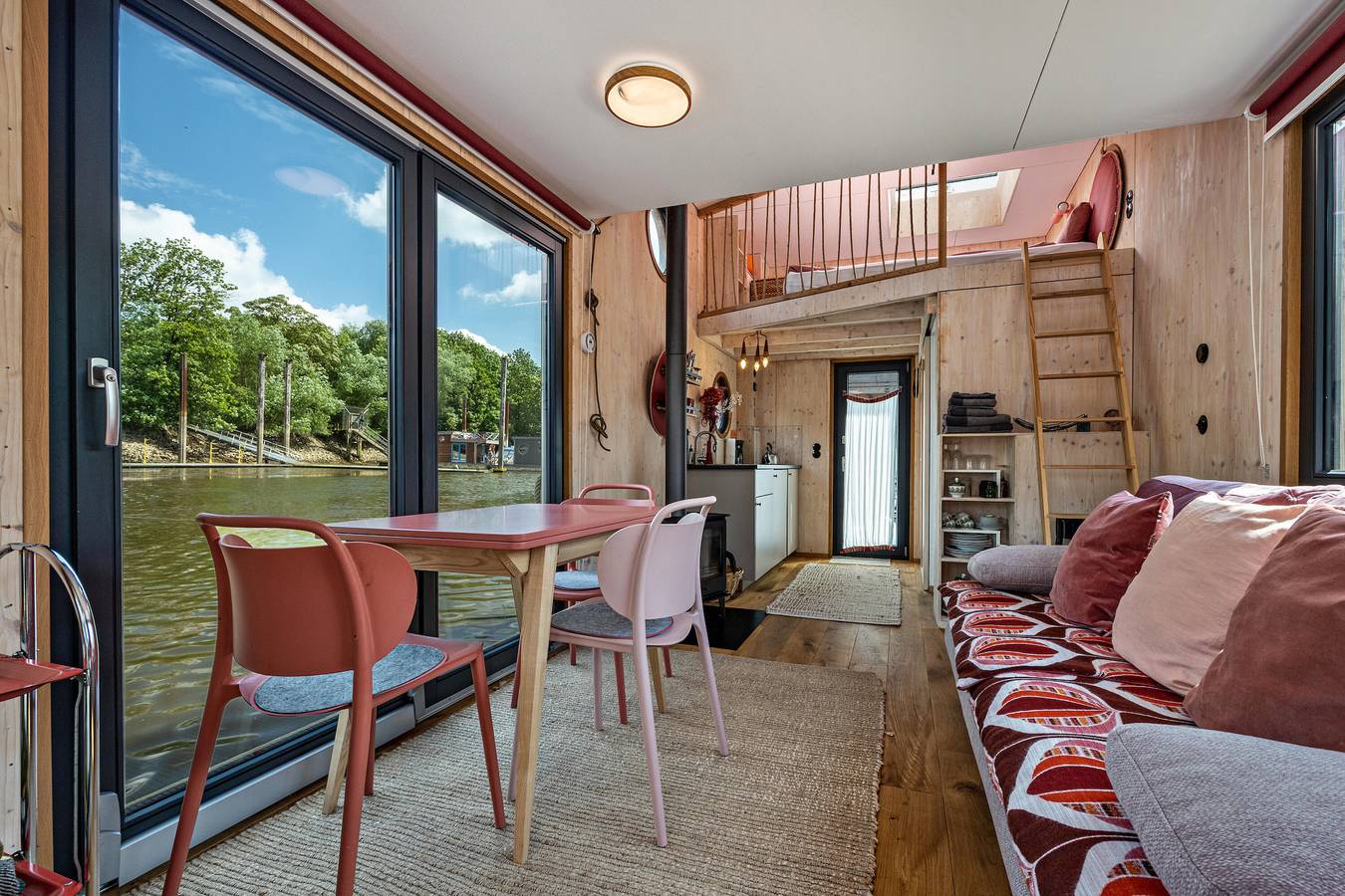 Ferienhaus 'Urlaub Tiny Hausboot Tystnaden' mit privater Terrasse und Wlan in Harburg (Hamburg), Hamburg