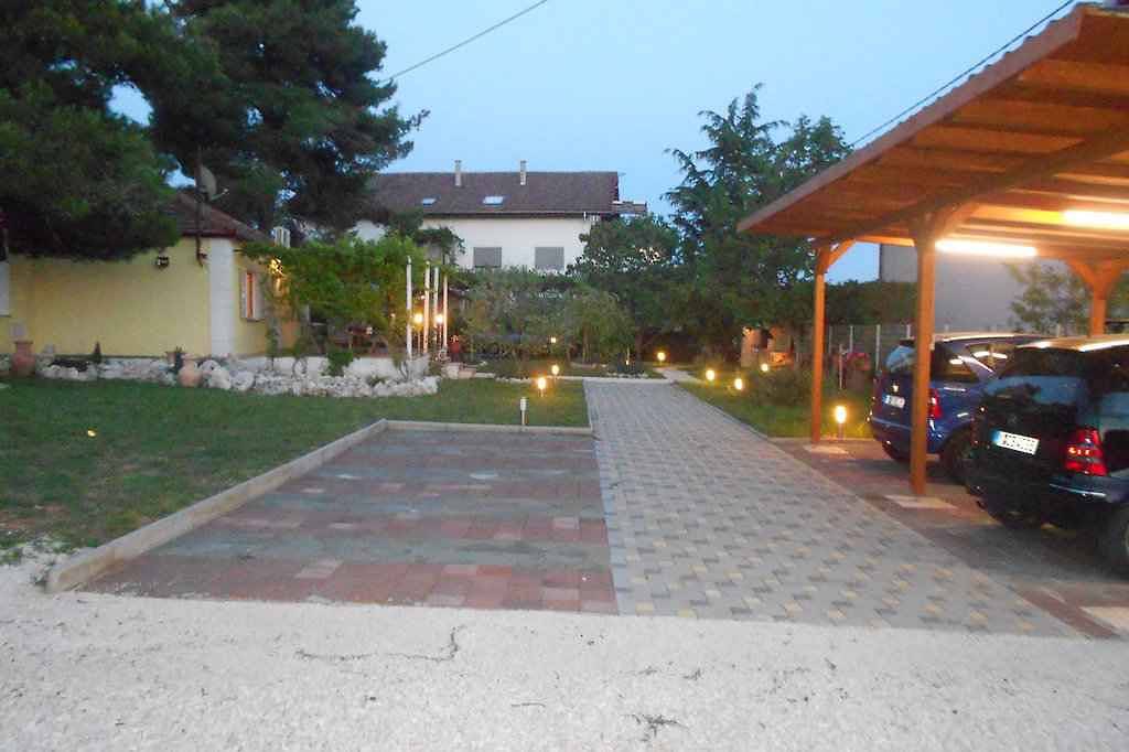 Ferienhaus 50 meter vom Meter mit großem Garten in Sukosan, Zadar