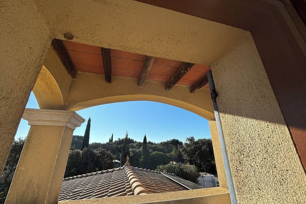 Villa with swimming pool, pool house, air conditioning in Poulx, Nimes region