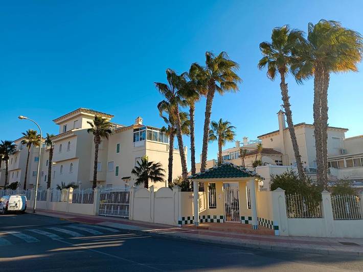 Apartamento para 4 personas, con Balcón y Terraza además de Jardín y Piscina en Playa Flamenca