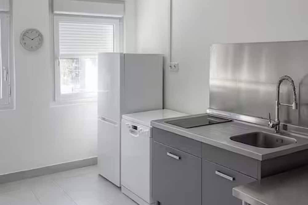 Entire apartment, Modern room sleeps 14 + kitchen and terrace in Brétigny-sur-Orge, Essonne