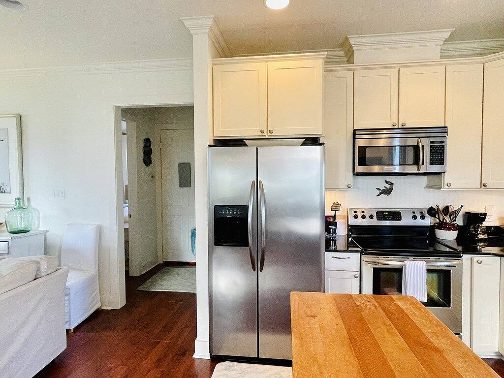 Acadian cottage 1 minute walk to beach, 5 minutes to Old Town Bsl! Best location in Bay St. Louis, Mississippi Gulf Coast