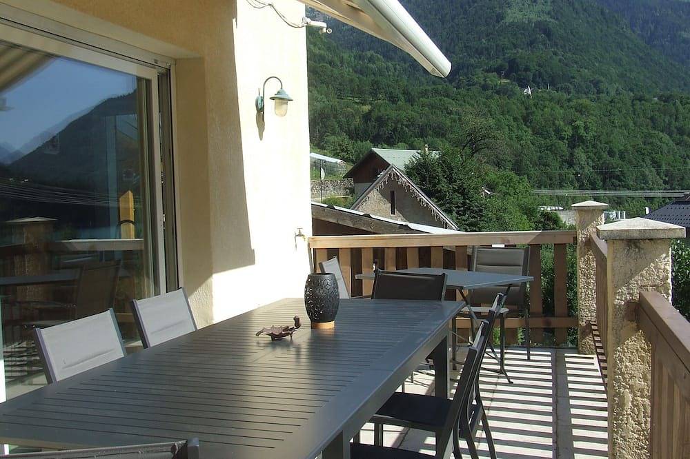 Lovely village house with a view of lake and mountain Vaujany on the other side Alpe d'Huez in Vaujany, Écrins National Park