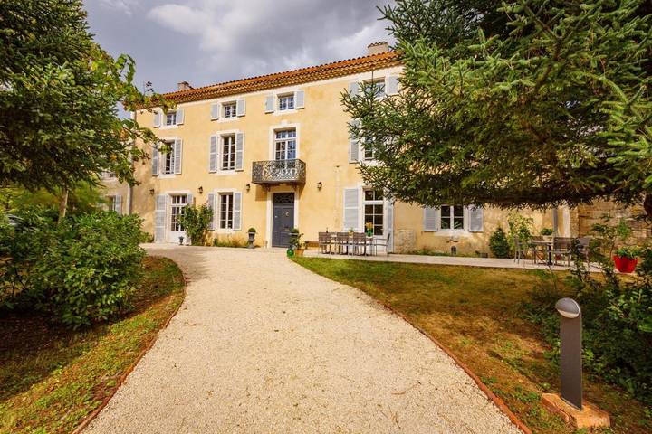 Hôtel pour 18 personnes, avec Jacuzzi et Terrasse ainsi que Jardin et Piscine à Lagraulet-du-Gers