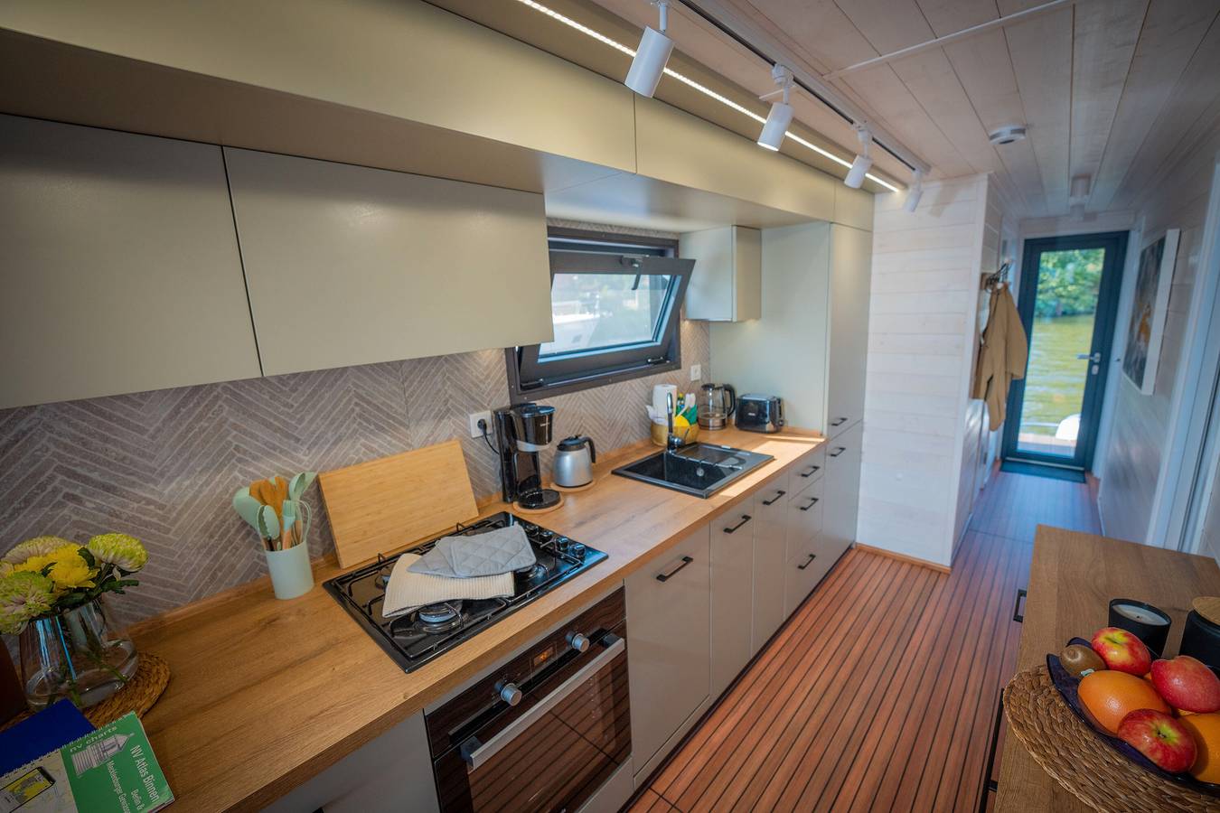 Floatinghouse Aquila Woma D13 – Modernes Hausboot für 6 Personen am Röblinsee in Röblinsee, Fürstenberg/Havel