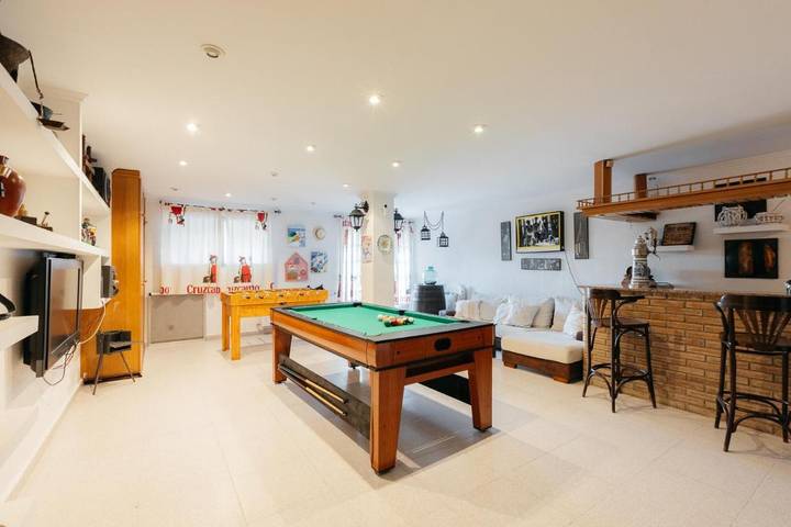 Location de vacances pour 6 personnes, avec terrasse et piscine ainsi que vue et jardin à Paterna - 2