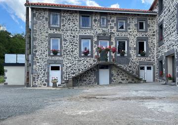 Gîte pour 8 personnes, avec terrasse à Volvic