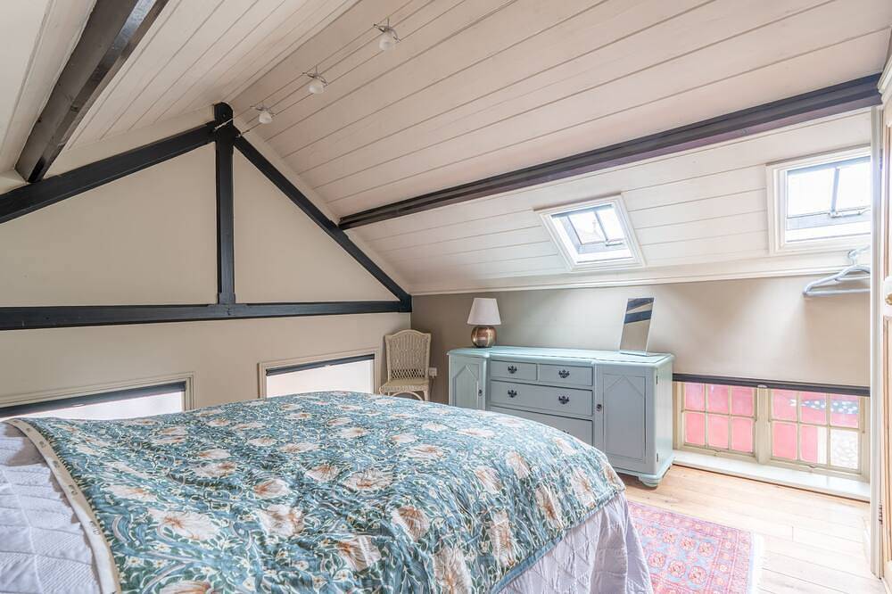 Old School House - sleeps 6 guests  in 3 bedrooms in Burnham Market, Norfolk Coast