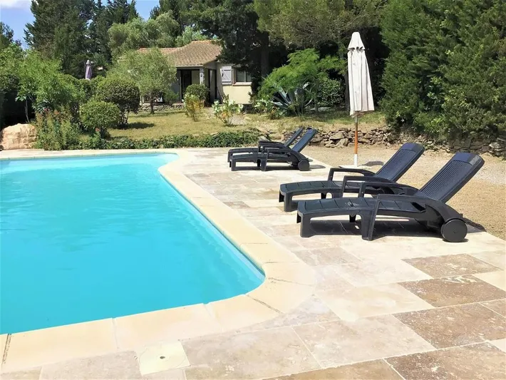 Villa pour 4 personnes, avec piscine ainsi que terrasse et jardin - 1
