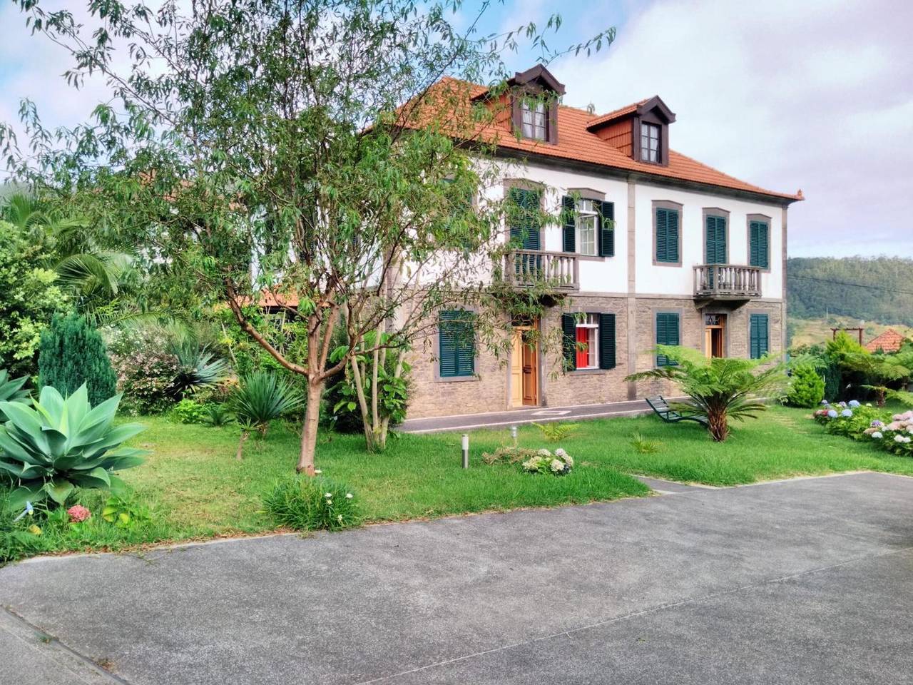 Villa 'Quinta Do Serrado' with Sea View, Private Garden and Wi-Fi in Ribeira da Janela, Madeira