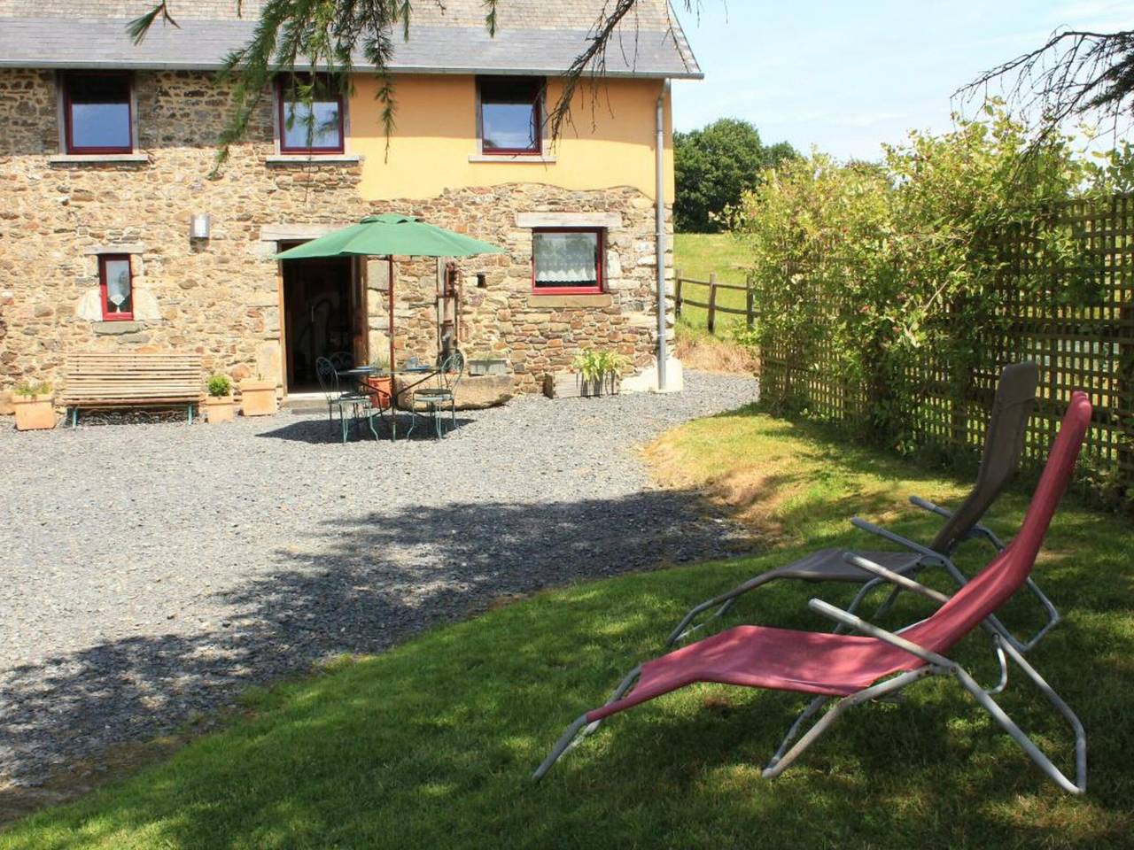 Charming Countryside Home with Heated Pool, Spa, and Farm Experience in Savigny (Manche), Coutances