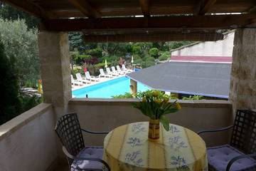 Gîte pour 4 personnes, avec balcon ainsi que piscine et jardin, animaux acceptés à Rognonas