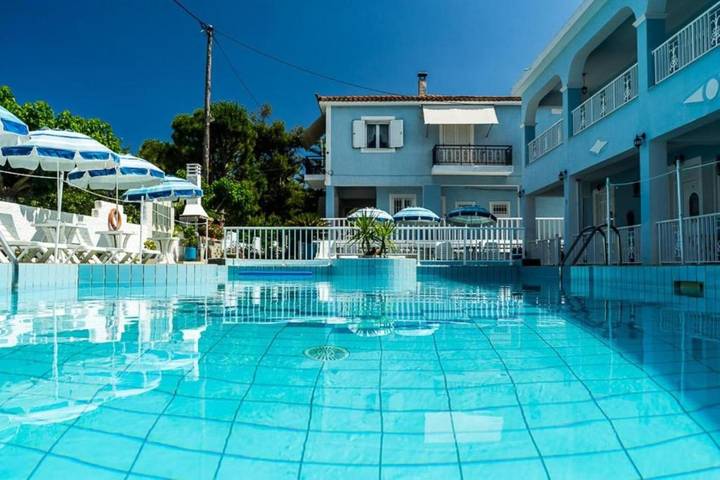 Appart’hôtel pour 2 personnes, avec piscine ainsi que jardin et vue