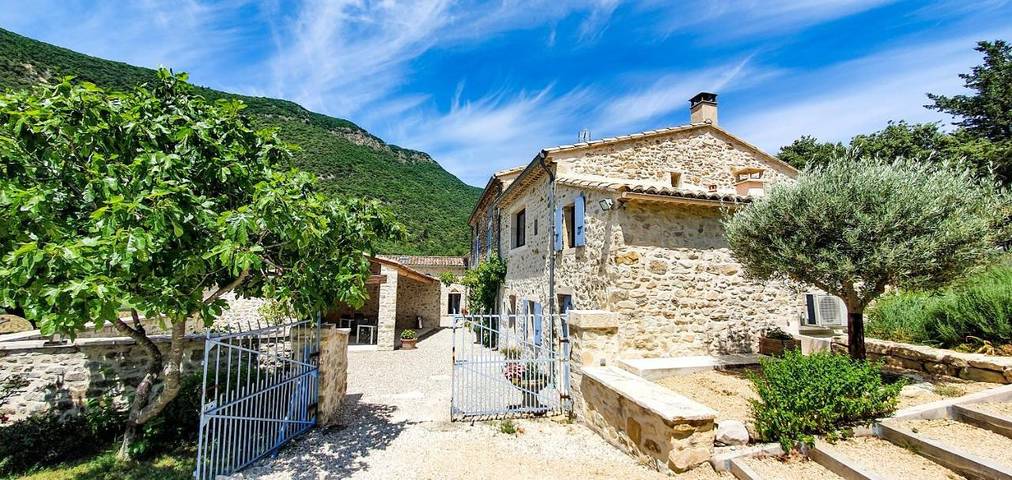 Location de vacances pour 2 personnes, avec jardin ainsi que piscine et vue à Roche-Saint-Secret-Béconne - 4