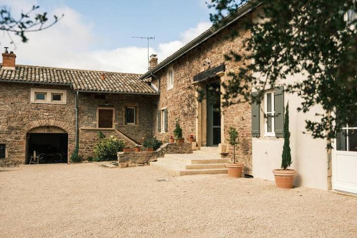 Gîte pour 2 personnes, avec piscine ainsi que jardin et vue à Juliénas - 3