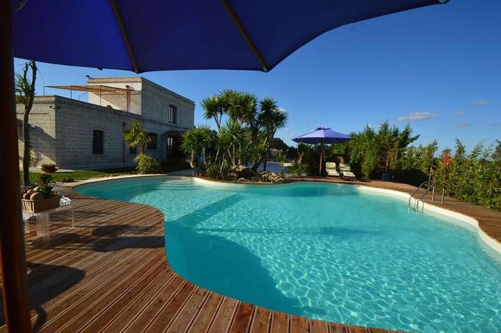 Casa vacanza per 16 persone, con giardino e piscina nonché panorama, adatto a famiglie con bambini a Salice Salentino