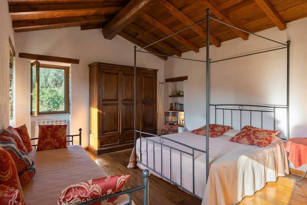 Alleinstehendes Ferienhaus mit  W-Lan, Klimaanlage, privatem Pool, Tv, Innenhof, Panoramablick in Ville San Sebastiano, Borgomaro