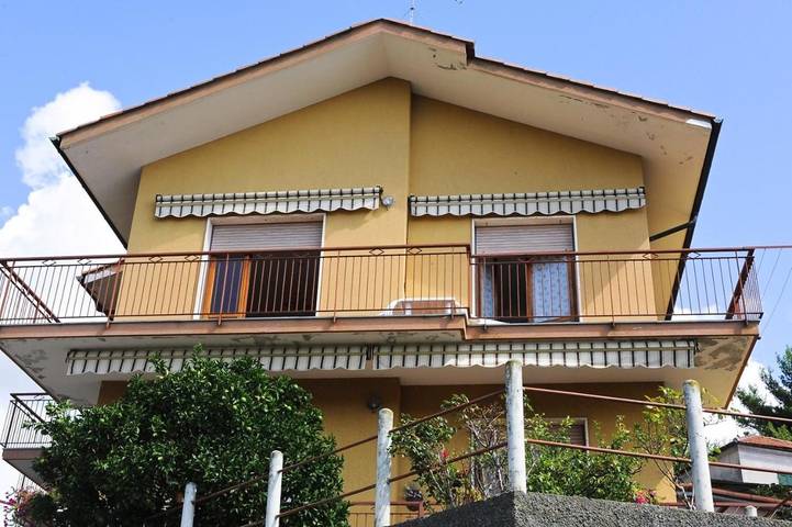 Appartamento per 5 persone, con giardino e panorama, adatto a famiglie con bambini a Varazze