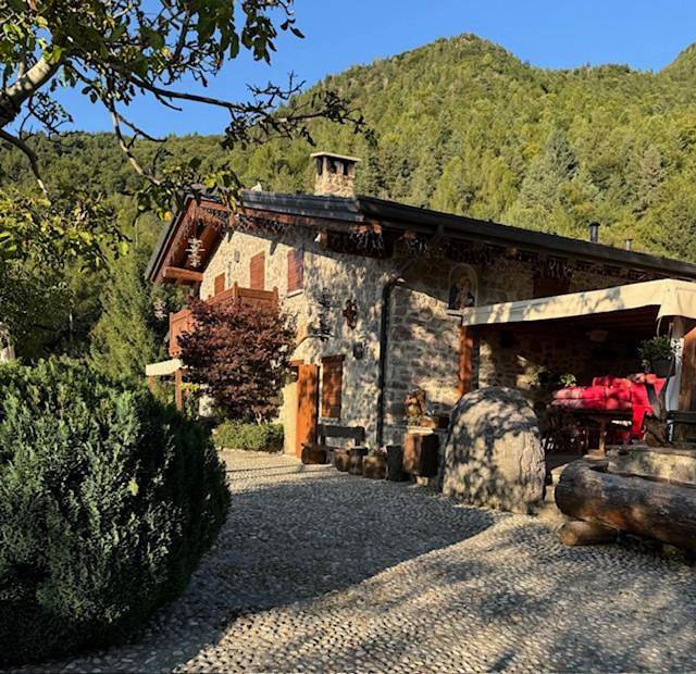 Baita per 8 persone, con panorama e giardino nonché vista lago, con animali domestici in Alpi dell'Adamello e della Presanella
