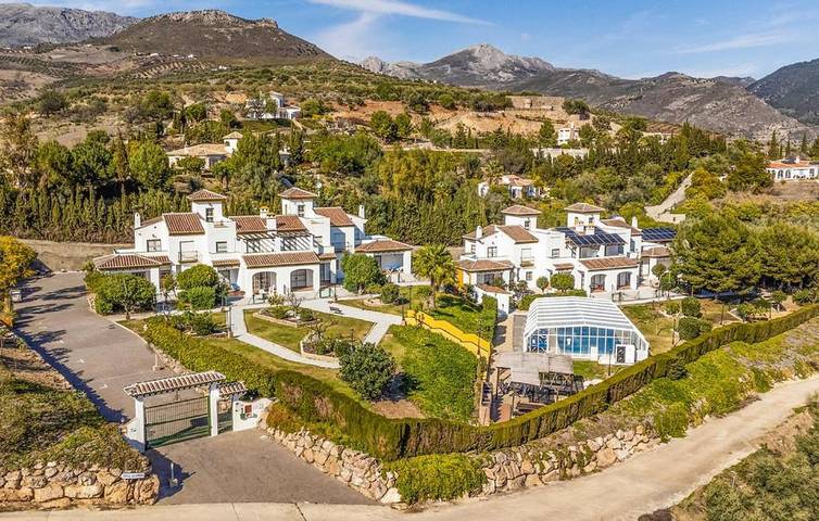 Casa rural para 6 personas, con piscina además de vistas y jardín, Se admiten mascotas en Alcaucín