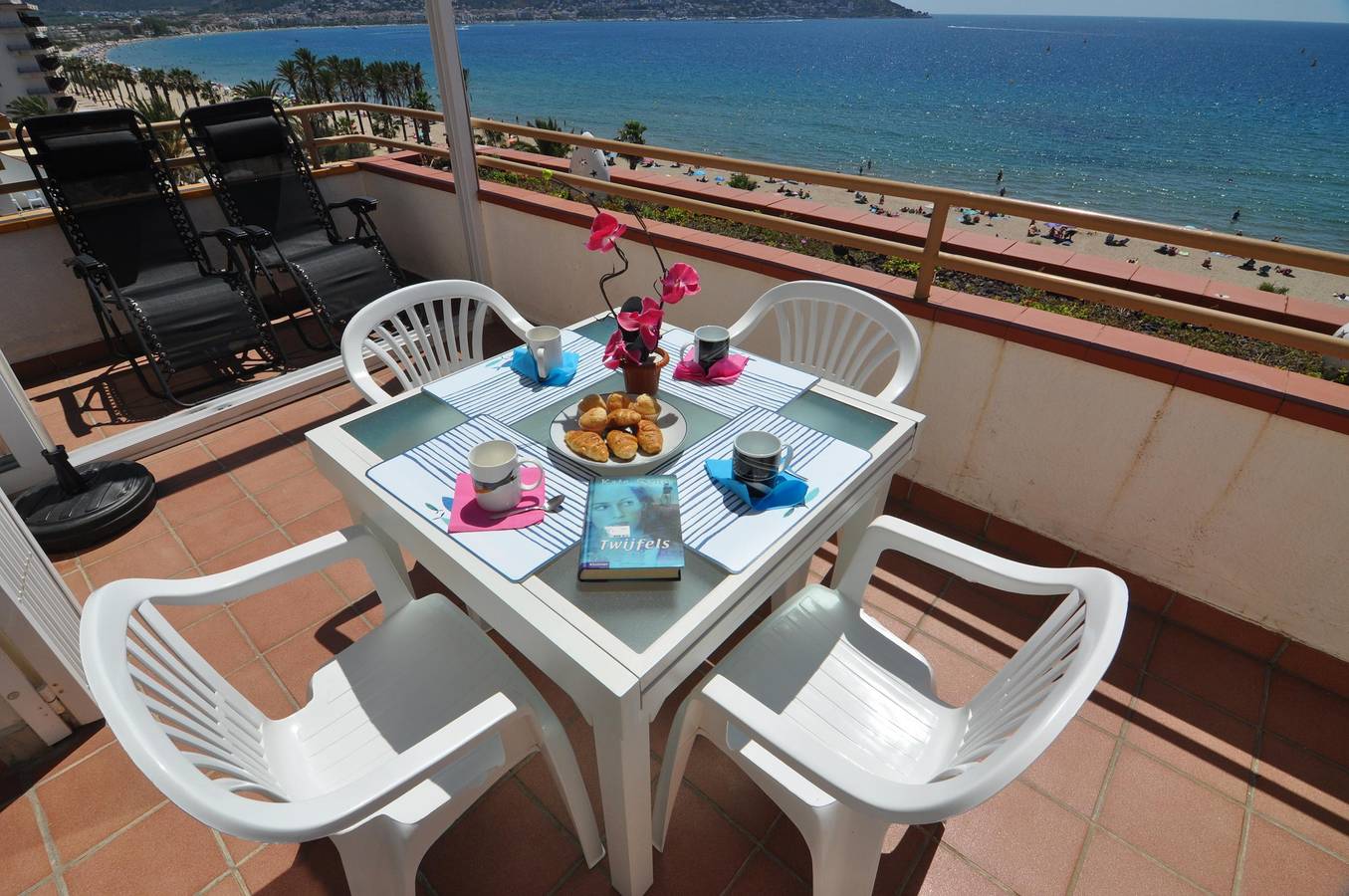 Entire apartment, Vacation rental in Rosas/Roses, Costa Brava: 2-bedroom apartment on the beachfront, with sea views and community pool. in Santa Margarida, Roses