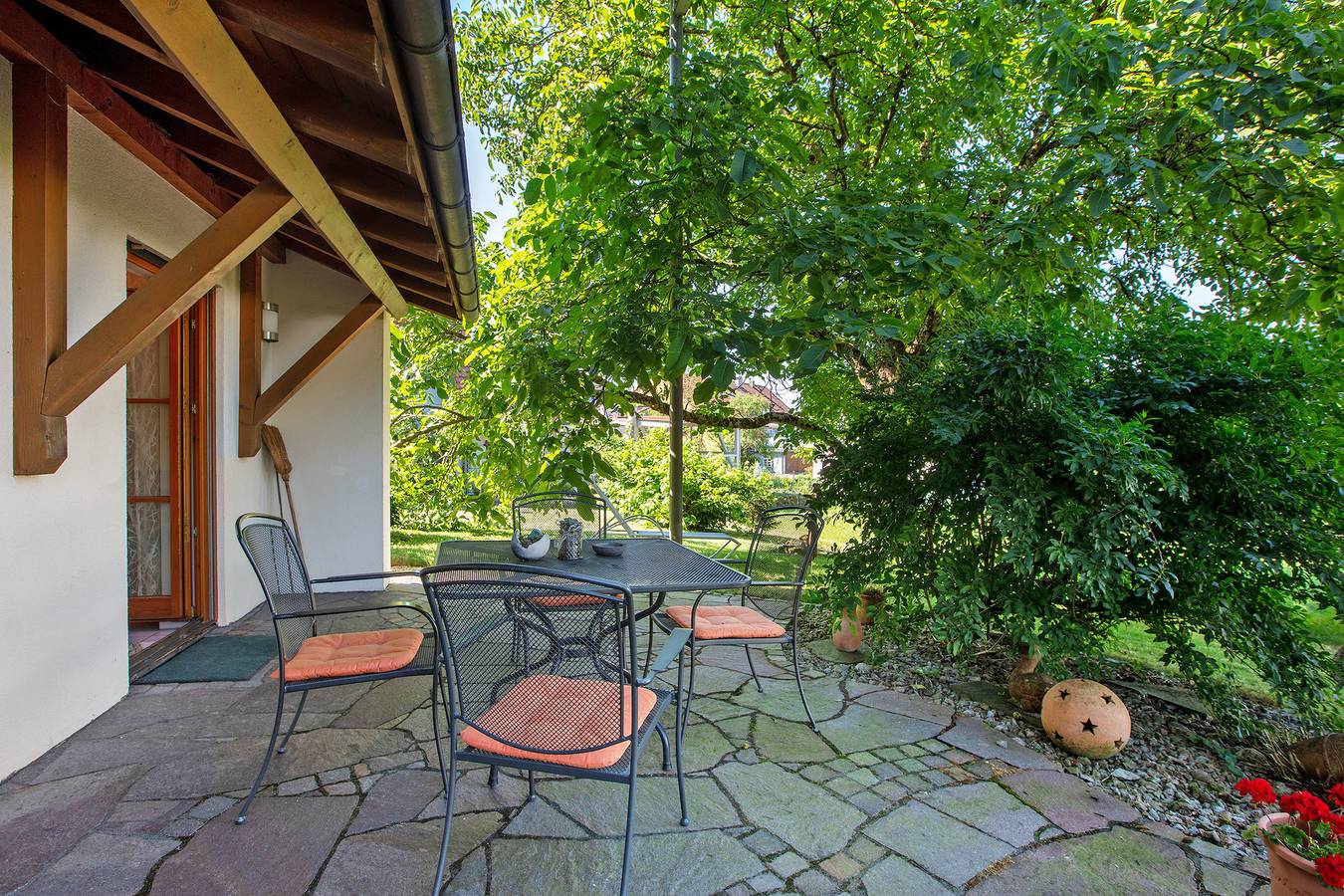 Ganze Wohnung, Ferienwohnung 'Nussbäumle' mit Privatterrasse, Gemeinschaftsgarten und Wi-Fi in Rheinfelden (Baden), Südschwarzwald