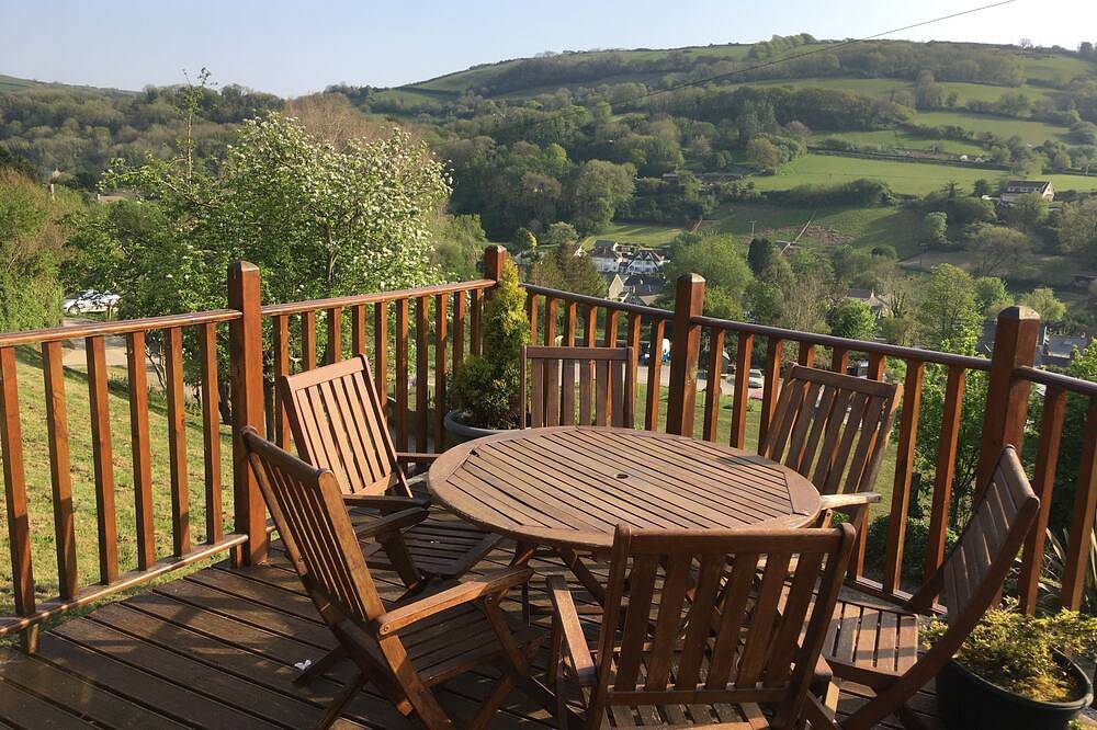 Quiet Sunny South Facing Lodge, Private Decking with Great views & Car Parking in Combe Martin, Exmoor