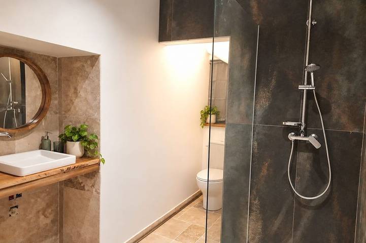 Appartement entier, Appart' hôtel tout confort avec balcon, clim, wifi in Tulette, Région de nyons