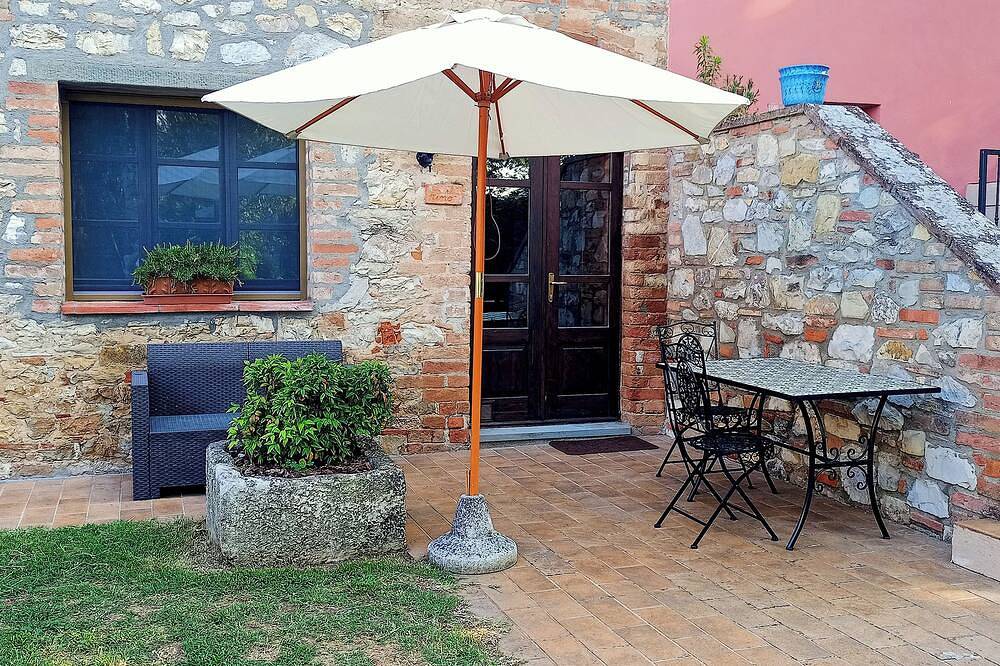 Entire apartment, Apartment on the ground floor of an old private farmhouse from the 1700s in Castiglione del Lago, Lake Trasimeno