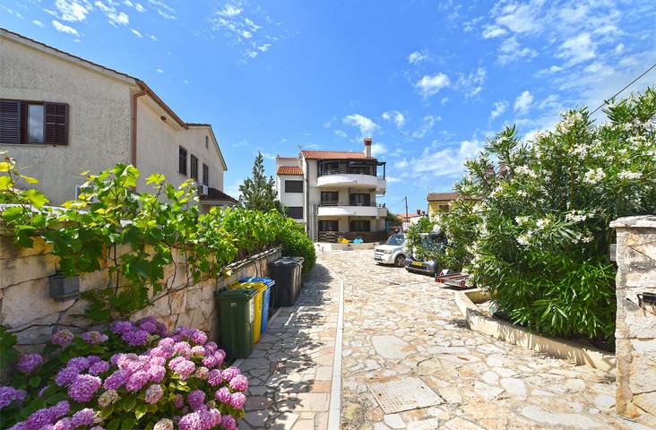 Ferienwohnung für 2 Personen, mit Terrasse und Pool in Peroj - 2