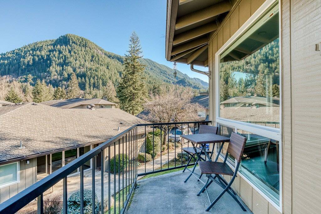 Ganze Wohnung, Mountain-view condo on the golf course with Wifi, private W/D & gas grill in Welches, Mount Hood