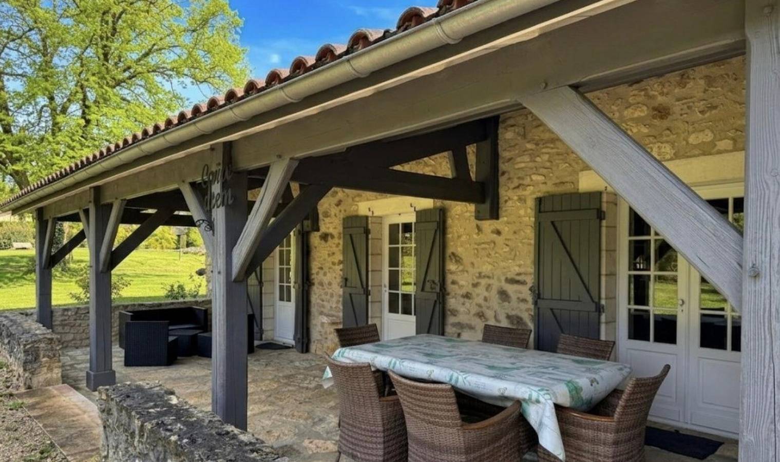 Charmante maison en pierre avec piscine au cœur du Périgord in Limeyrat, Périgord Noir