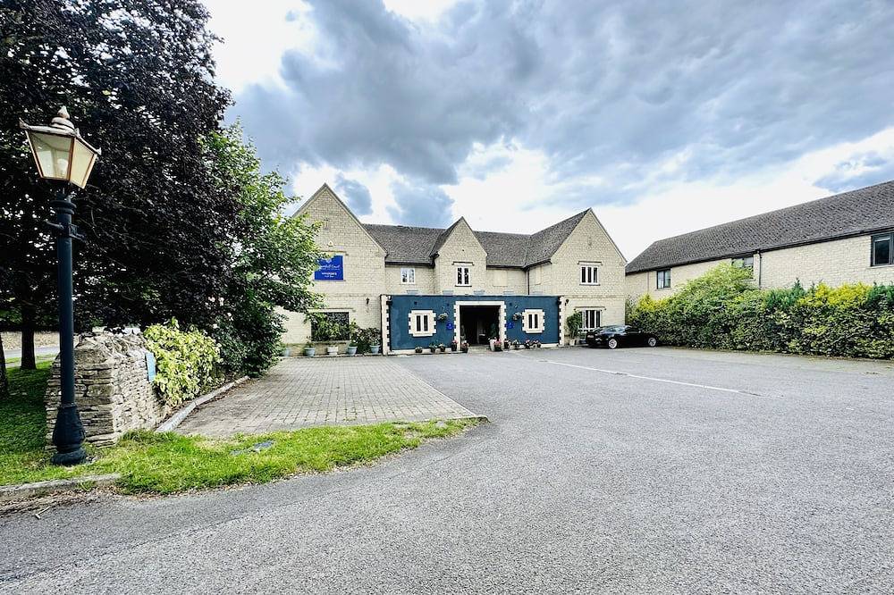 B&b for 23 People in The Cotswolds, South East England