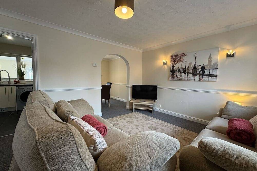 Olive House Long Stay Discounts Sleeps 8 Parking in Swindon, South West England