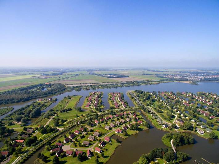 Vakantiehuis voor 4 personen, with Whirlpool and Terras as well as Tuin and Kinderzwembad in Emmen