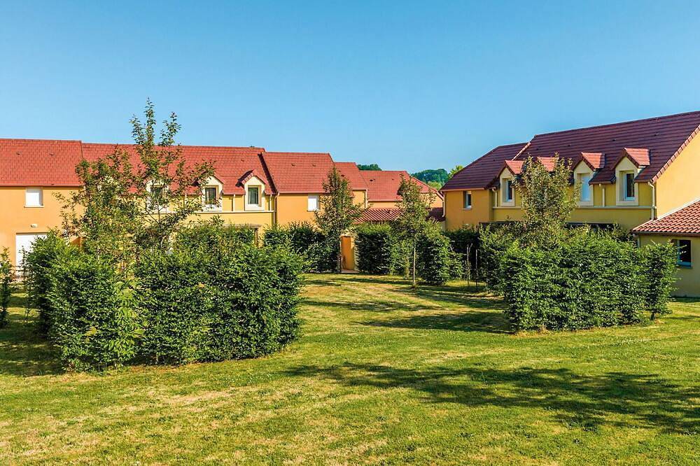 Nice apartment in villa for 4 guests with Wifi, pool, Tv, terrace, pets allowed and parking in Montignac, Périgord Noir