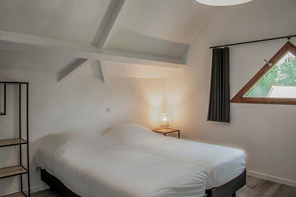 Maison sur parc de vacances avec piscine in Lacapelle-Marival, Lot
