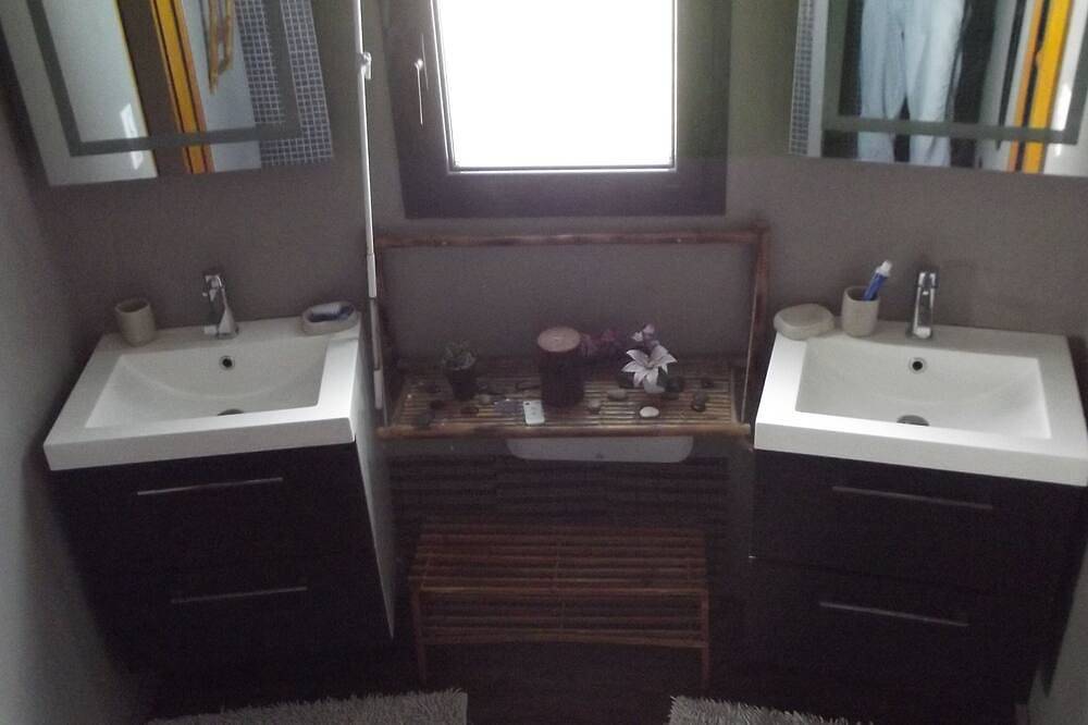 Appartement entier, Loftcosy 115M2 maison ronde en bois, Wifi et parking gratuit, n°siret: 439970997 in Friville-Escarbotin, Région d'Abbeville
