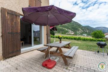 Gîte pour 4 personnes, avec terrasse à Théus