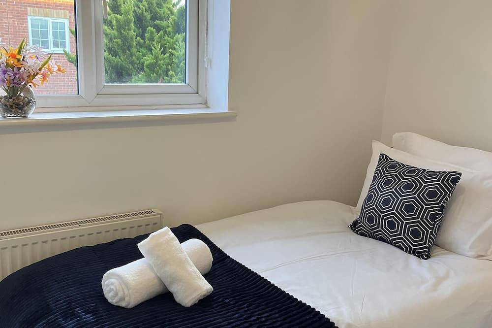 Hive Stays, sleeps 3, Free Parking, Wifi, Smart Tv in Kettering, Northamptonshire