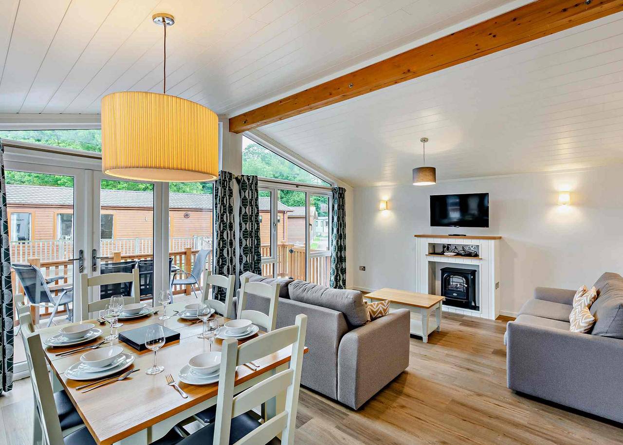 Deluxe 2 Lodge, slps 4, parking, ensuite & decking in Bowness-on-Windermere, Lake District