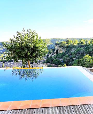 Cottage pour 6 personnes, avec terrasse ainsi que jardin et piscine à Cotignac