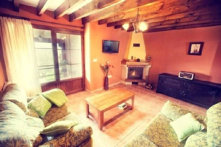 Casa rural para 6 personas, con jardín y balcón en Piloña
