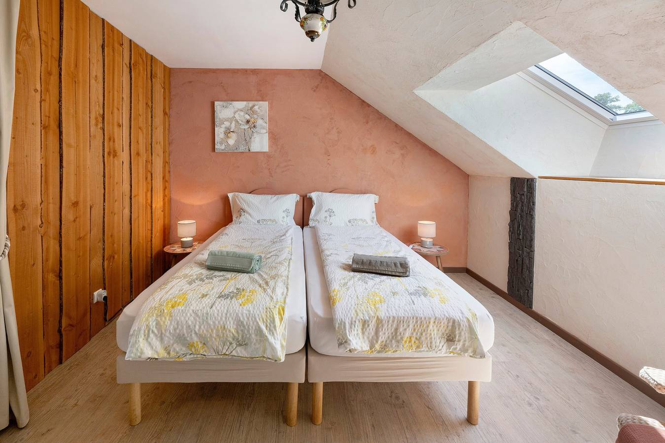 Chambre d’hôtes « Escargot des Bois - Suite Junior » avec piscine, terrasse et Wi-Fi in Igornay, Région d'Autun